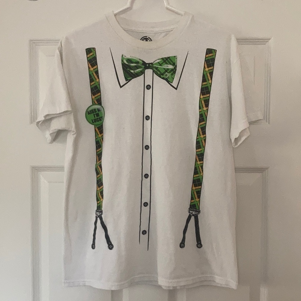 🍀 'Kiss Me I'm Lucky' Suspenders Tee